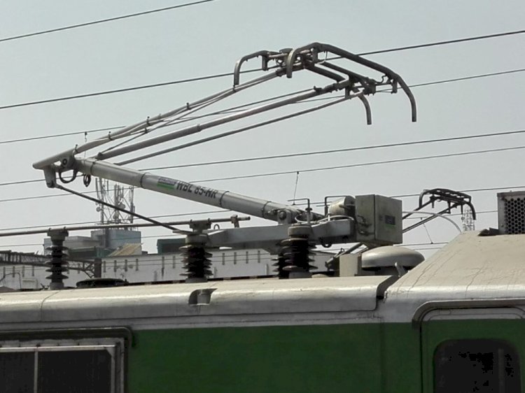 बाँदा : इलेक्ट्रानिक लाइन टूटने से साढे ताीन घंटों तक ट्रेनें रही बाधित