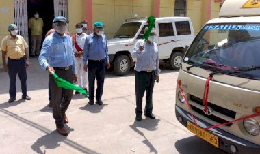 बायोमेडिकल वेस्ट वाहनों को जिलाधिकारी ने हरी झंडी दिखाकर किया रवाना