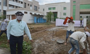 डीएम ने मेडिकल कॉलेज पहुंचकर कोविड अस्पताल की समीक्षा कर ऑक्सीजन के बारे में जानकारी ली 