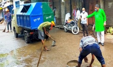 बारिश के बाद सब्जी मंडी में सफाई कराने को नगर पालिका चेयरमैन ने खुद मोर्चा संभाला