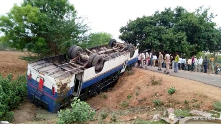 दिल्ली से छतरपुर जा रही बस महोबा के पास पलटी, दो दर्जन यात्री घायल