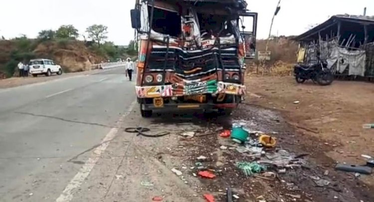 खड़ी बस में अनियंत्रित ट्रक ने मारी टक्कर, दो यात्रियों की दर्दनाक मौत