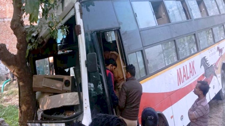 गुजरात से बांदा आ रही प्राइवेट बस पेड़ से टकराई, 7 यात्री घायल
