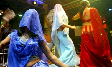 बरहौं संस्कार में बार बालाओं ने लगाए ठुमके, चली गोली दो घायल