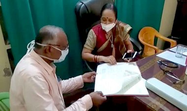 महिला आयोग की सदस्य का पीएचसी में निरीक्षण, डॉक्टर समेत कई स्वास्थ्य कर्मी नदारद