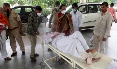 महिला आयोग सदस्य प्रभा गुप्ता ने घायल स्टाफ नर्स को अस्पताल पहुंचाया