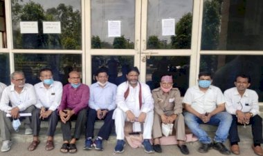 झाँसी : कर्मचारियों के अभाव में राजकीय संग्रहालय बंद, कांग्रेसी व साहित्यकार बैठे धरने पर