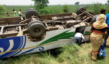 बाँदा : चालक की गलती से प्राइवेट बस असंतुलित होकर पलटी, सोलह यात्री घायल