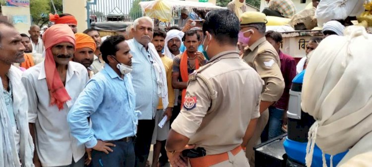हमीरपुर : गेहूं न बिकने से परेशान किसानों ने मंडी गेट पर ताला डाल किया धरना प्रदर्शन