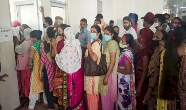 बाँदा : स्वास्थ्य विभाग की लापरवाही से बिना वैक्सीन लगवाए लौट रहे हैं लोग