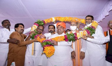 नवनिर्वाचित जिला पंचायत अध्यक्ष अशोक जाटव को डीएम ने दिलाई शपथ