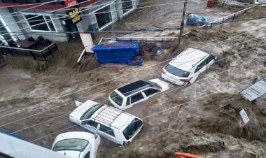 धर्मशाला के भागसू नाग में बादल फटने से तबाही,  पानी में बह गईं गाड़ियां