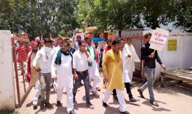 सपा ने प्रदर्शन कर पंचायत चुनाव में हुई धांधली एवं हिंसा की जांच कराने की मांग की