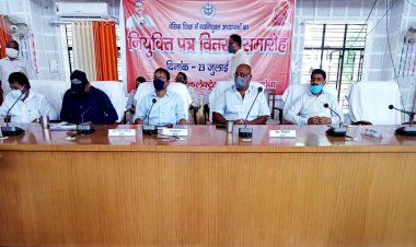 नियुक्ति पत्र पाकर नवनियुक्ति सहायक अध्यापक खुशी से झूम उठे