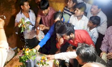 बाँदा : पहाड़ की गुफा में महर्षि बामदेव द्वारा स्थापित शिवालय में उमड़ी भीड़