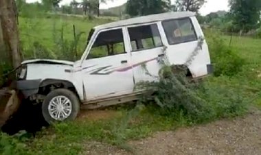 महोबा जिलाधिकारी के काफिले की एस्कॉर्ट में लगी कार पेड़ से टकराई