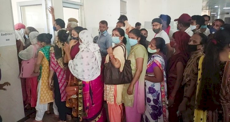 बाँदा : स्वास्थ्य विभाग की लापरवाही से बिना वैक्सीन लगवाए लौट रहे हैं लोग