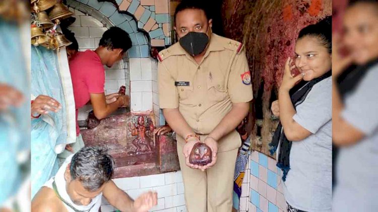 बाँदा : दो दिन पहले चुराई गई देवी चंदेल कालीन मूर्ति को वापस रख गए चोर
