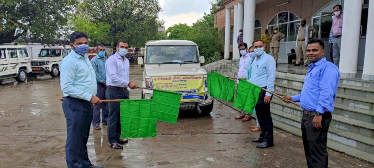 डीएम ने प्रधानमंत्री बीमा महा अभियान वाहन को हरी झंडी दिखाकर किया रवाना