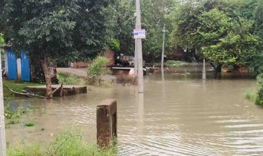 पाण्डु नदी उफनाई, नीचले इलाकों में पानी भरने से चलाई जा रही नावें