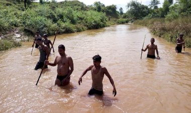 चित्रकूट : बहती नदी में गोताखोर बन साहसी दरोगा ने 6 किलोमीटर तक तैरकर शव को ढूंढ निकाला
