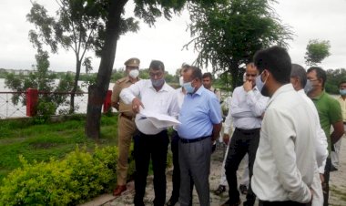 मंडलायुक्त चित्रकूट धाम अचानक पहुंचे विकासखण्ड चरखारी कार्यालय, गार्ड फ़ाइल मिलने पर..