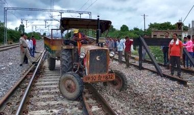 उरई रेलवे स्टेशन के पास रेल ट्रैक पर दौड़ रहा था ट्रैक्टर और पीछे से आ गई मालगाड़ी