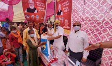 जनपद की 766 उचित दर दुकानों से जनप्रतिनिधियों ने खाद्यान वितरण किया