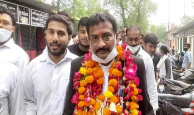 झाँसी-बार संघ चुनाव में विभिन्न पदों के लिए प्रत्याशियों ने किया नामांकन