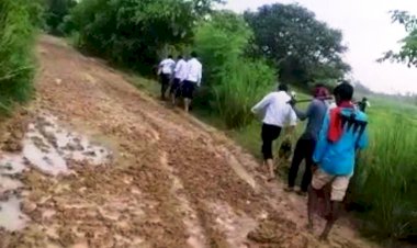 जब कीचड़ में फंसे एसडीएम, बटोरा पैंट जूता लिए हाथ !