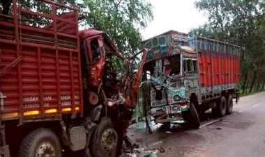 बांदा टांडा हाईवे पर ट्रक व डीसीएम की सीधी भिड़ंत चालक की मौत, खलासी जख्मी