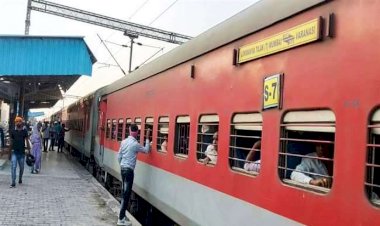 कामायनी एक्सप्रेस के कोच में लगी आग, 25 मिनट खड़ी रही ट्रेन