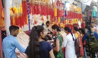 बाँदा : कोरोना और मंहगाई की मार का असर राखियों मे महिलाएं खरीद रहीं हैं सस्ती राखियां