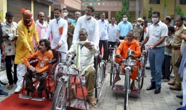 बाँदा : सांसद ने 213 दिव्यांगजनों को निःशुल्क सहायक उपकरण वितरित किया