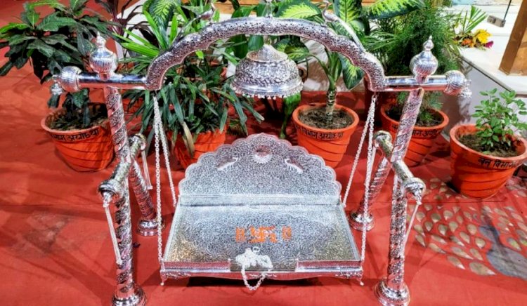 अयोध्या में शुरु हुआ झूला मेला, रामलला के लिए बना 21 किलो चांदी का झूला