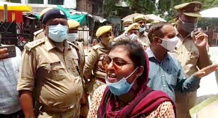 बाँदा : तिरंगे का अपमान करने वाले माननीयों के खिलाफ कार्रवाई के लेकर प्रदर्शन कर रही समाज सेविका गिरफ्तार