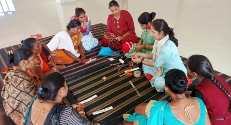 बाँदा : कौशल विकास प्रशिक्षण के दौरान महिलाओं ने बनाई रंग बिरंगी राखियां