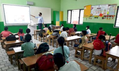 Schools Reopen In UP : तिलक लगाकर और फूलों से हुआ बच्चों का स्कूलों में स्वागत