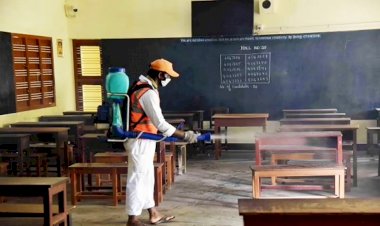 स्कूल खुलने से पूर्व बीएसए ने खुद लगाया झाड़ू