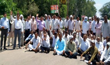 बाँदा : उपनिबंधक को हटाने की मांग पर अडे अधिवक्ताओं ने किया हाईवे जाम