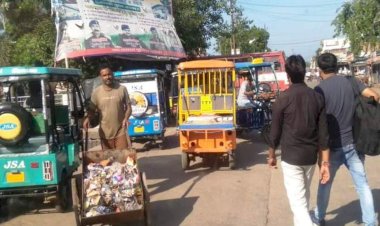 महोबा : शहर के यातायात के लिए नासूर बने ई-रिक्शा