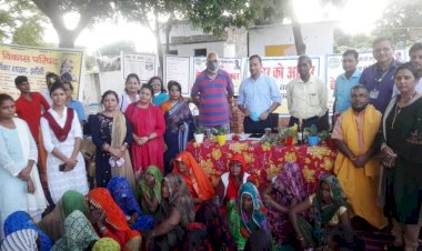 झाँसी : ग्रामीणों के समक्ष जीवामृत बनाने का प्रत्यक्ष प्रदर्शन