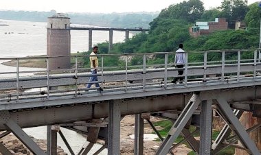 बांदाः नदी किनारे जंगल में चल रहा था अवैध जुएं का कारोबार, एक दर्जन फंस गए पुलिस की जाल में