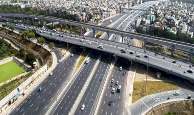 दिल्ली-मेरठ एक्सप्रेस वे पर ट्रक-कार में टक्कर, पति-पत्नी व पुत्र समेत पांच की मौत