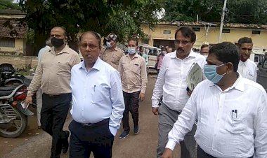 बाँदा के नए जिलाधिकारी अनुराग पटेल ने कार्यभार संभाला, कलेक्ट्रेट में गंदगी देख भड़के