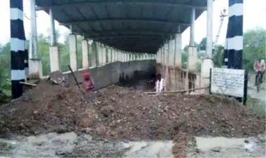 अण्डर ब्रिज की मरम्मत न होने पर रेलवे ट्रैक को जाम करने की चेतावनी