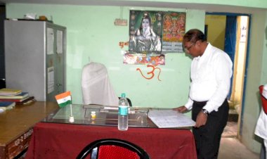 डीएम ने पीडब्ल्यूडी के अनुपस्थित अधिशासी अभियंता व कई जेई एई के वेतन पर रोक लगाई