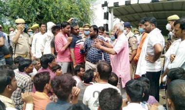 रेलवे अंडर ब्रिज का टनल गिरने से अवरुद्ध मार्ग को खोलने के लिए ग्रामीणों ने लगाया जाम