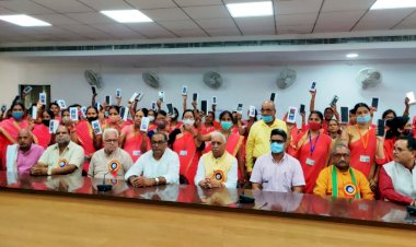 यूपी : 4480 आंगनबाड़ी कार्यकत्रियों को मिले स्मार्टफोन, खिले चेहरे, कहा काम करने में होगी सुविधा