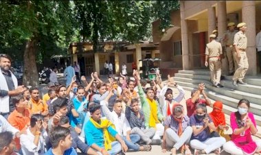 बी.कॉम एवं एम.कॉम फाइनल ईयर के फेल हुए छात्र सड़क पर उतरे